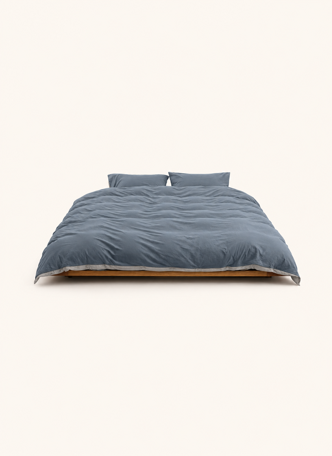LINDEN Everyday Nebelblau – auf dem Bett